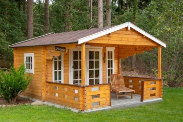 Vue latérale chalet INGLUND sapin 44mm avec fenêtres ouvrantes et sa terrasse auvent