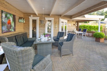 Abri JUTKA robuste en bois 44 mm avec grand auvent idéal aménagement terrasse