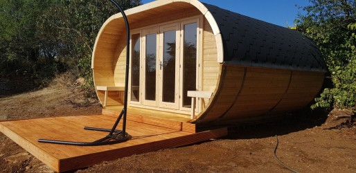 Pod glamping ovale en bois en situation réelle