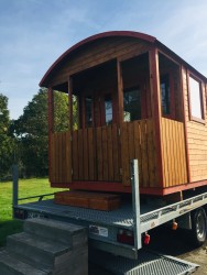 roulotte en bois sur remorque pour hébergement extérieur insolite mobile