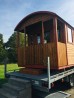 roulotte en bois sur remorque pour hébergement extérieur insolite mobile