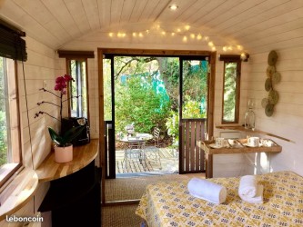 intérieur aménagé bohème de la roulotte en bois Kathy de Barbabois