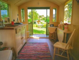 roulotte en bois Kathy avec intérieur chaleureux aménagé - Barbabois Evreux