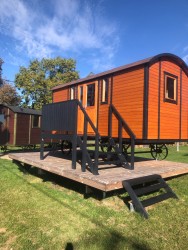 Roulotte en bois rouge Red Class Patricia sur plateforme mobile - hébergement insolite tout confort en pleine nature - Barbabois