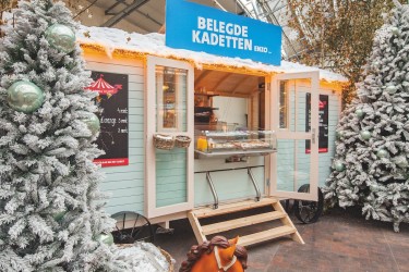 Roulotte en bois Patricia revisitée en kiosque food truck à l'ambiance festive et chaleureuse - Barbabois