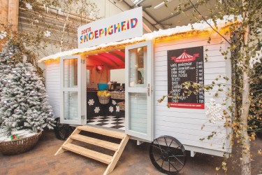 Espace food dans roulotte en bois Patricia - idéale pour marchés saisonniers à ambiance conviviale - Barbabois