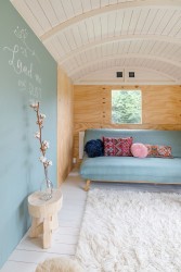 Vue intérieure roulotte en bois Patricia - espace détente insolite et cocooning - Barbabois