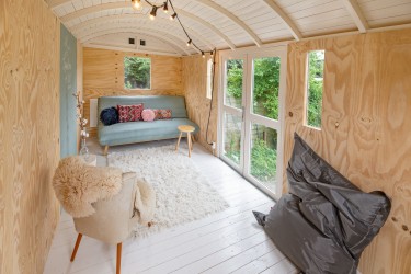 intérieur chaleureux et fonctionnel de la roulotte en bois Patricia