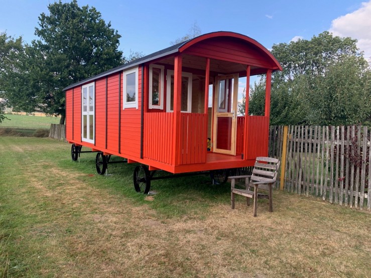 roulotte en bois avec terrasse JIMMY de chez barbabois - roulotte en pin peinte en rouge au coeur de la nature