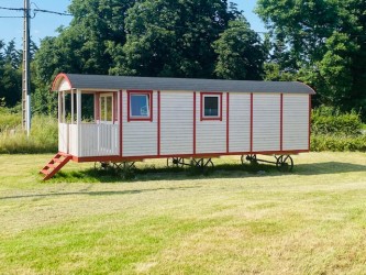 roulotte JIMMY en bois peinte en rouge et blanc - hébergement insolite et cosy pour jardin