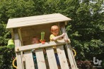 enfant dans cabane de jeu sur pilotis tour kiosque Blue Rabbit - Barbabois