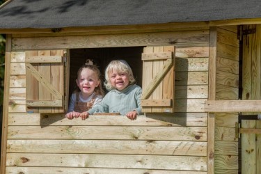 cabane enfant en bois avec volets - modèle Voldemort