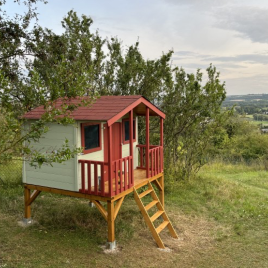 maisonnette enfant en bois sur pilotis avec terrasse couverte - modèle peter pan - Barbabois